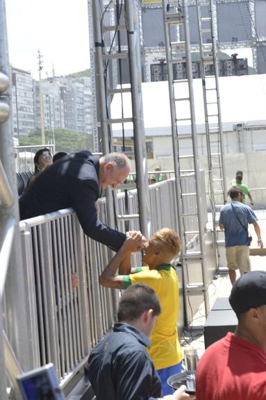 Neymar e Felipão em evento para apresentar novo uniforme da seleção