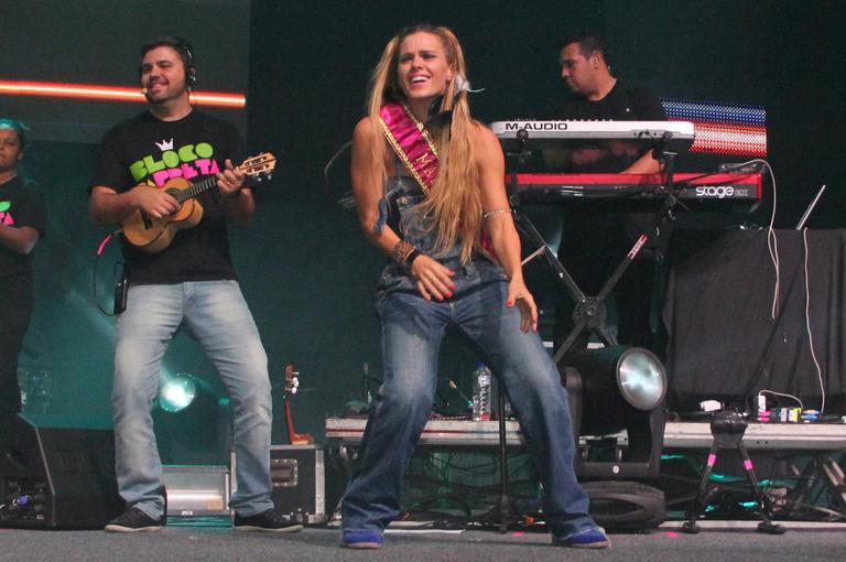 Carolina Dieckmann se diverte no palco