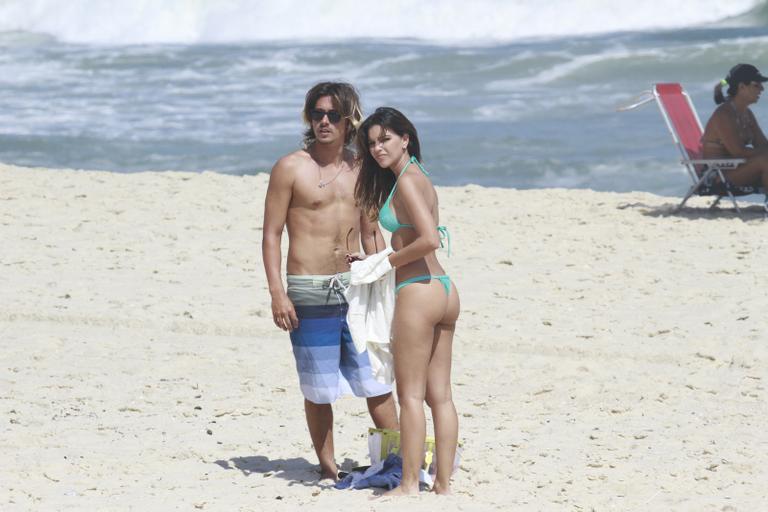 Mariana Rios e Ivan Mendes gravam cenas de romance para ‘Salve Jorge’ em praia do Rio