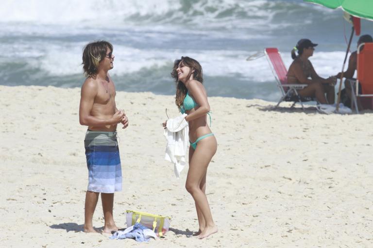 Mariana Rios e Ivan Mendes gravam cenas de romance para ‘Salve Jorge’ em praia do Rio