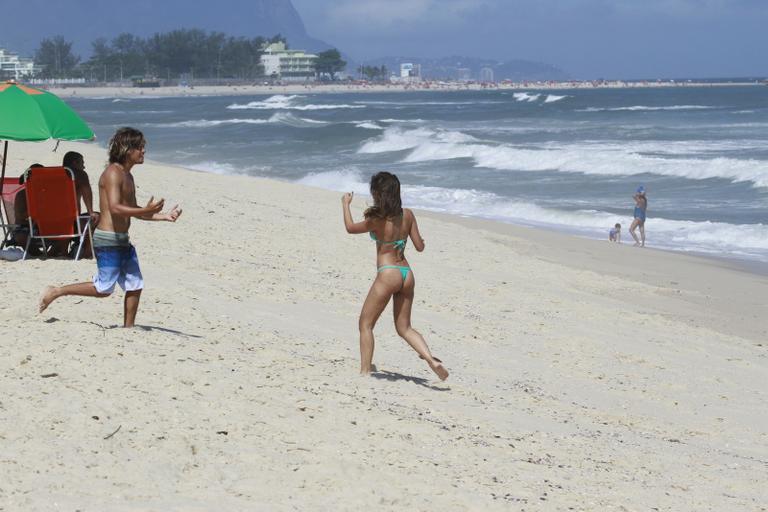 Mariana Rios e Ivan Mendes gravam cenas de romance para ‘Salve Jorge’ em praia do Rio