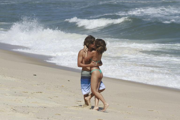 Mariana Rios e Ivan Mendes gravam cenas de romance para ‘Salve Jorge’ em praia do Rio