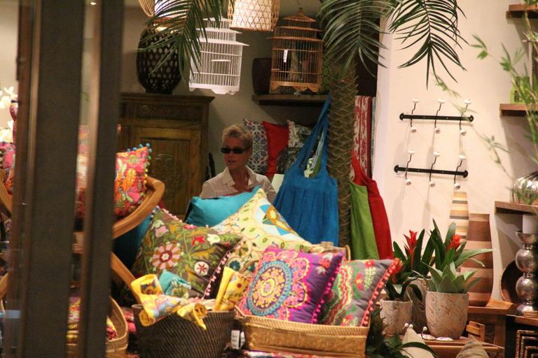 Xuxa faz compras em shooping