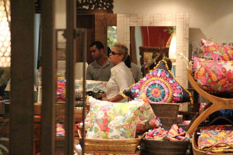 Xuxa faz compras em shooping