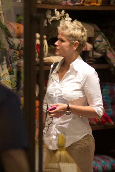 Xuxa faz compras em shooping