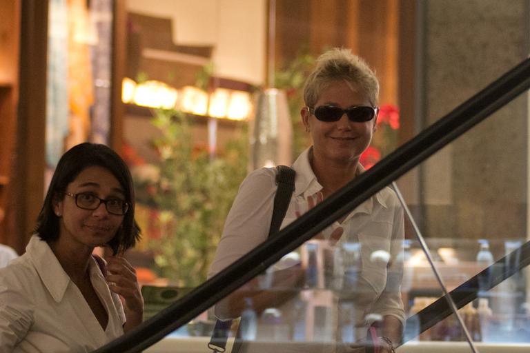 Xuxa passeia em shopping