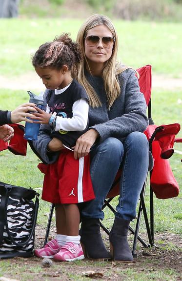 Heidi Klum e leva seus filhos para jogarem futebol em parque de Los Angeles