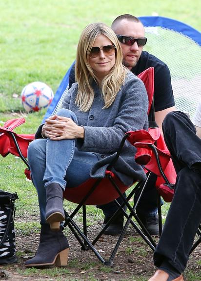 Heidi Klum e leva seus filhos para jogarem futebol em parque de Los Angeles