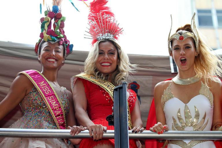 Sheron Menezzes, Lia e Carolina Dieckmann no Bloco da Preta