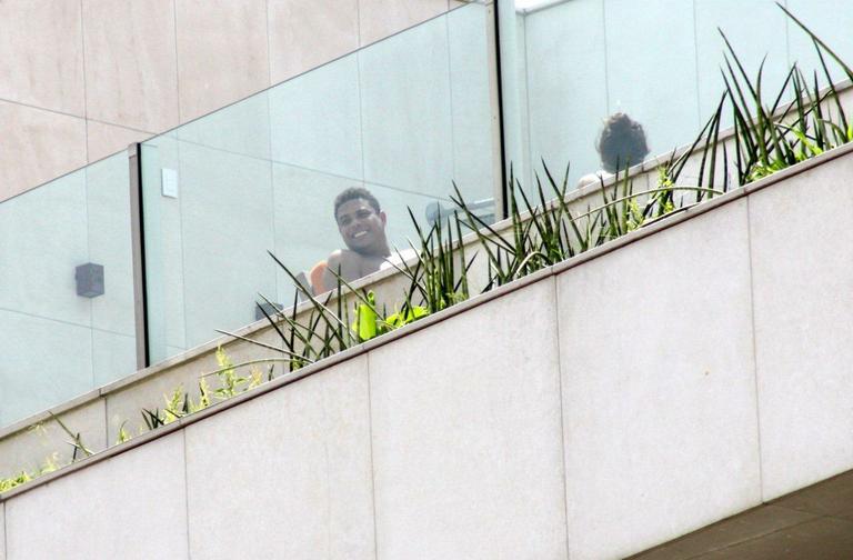 Ronaldo assiste bloco de sua cobertura no Leblon, Rio de Janeiro