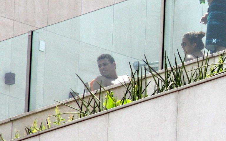 Ronaldo assiste bloco de sua cobertura no Leblon, Rio de Janeiro