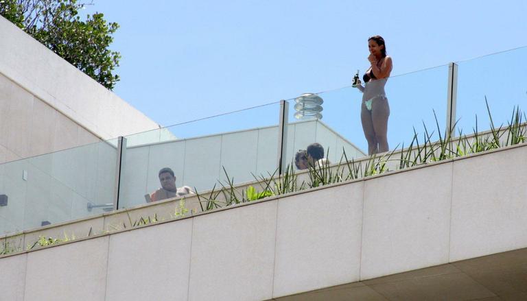 Ronaldo assiste bloco de sua cobertura no Leblon, Rio de Janeiro