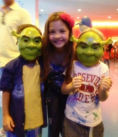 Julia Gomes com Luiz Felipe e Noah, que usaram as máscaras do Shrek