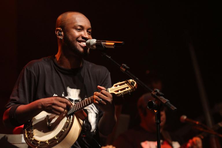 Thiaguinho canta em roda de samba no Rio de Janeiro