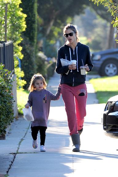 Alessandra Ambrosio passeia com sua simpática filha Anja por Los Angeles