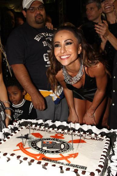 Sabrina Sato comemora aniversário com a Gaviões da Fiel 