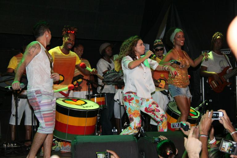 Daniela Mercury canta com Olodum em Salvador