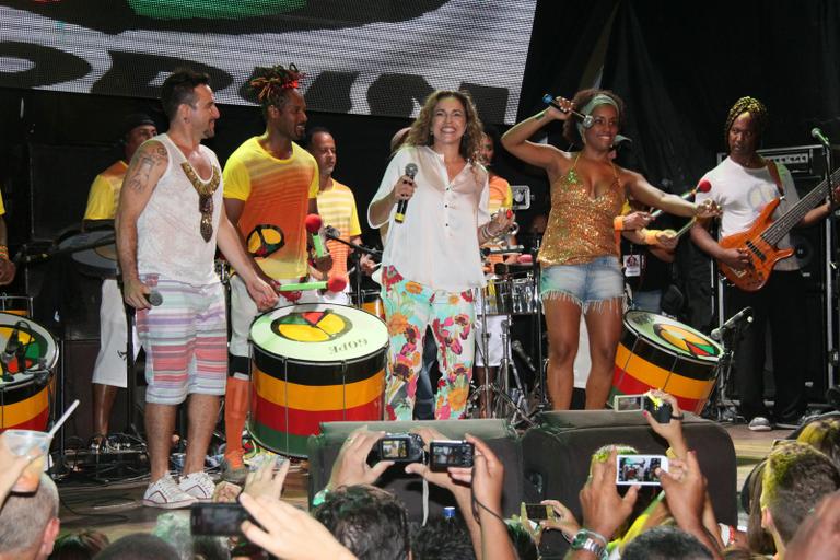 Daniela Mercury canta com Olodum em Salvador