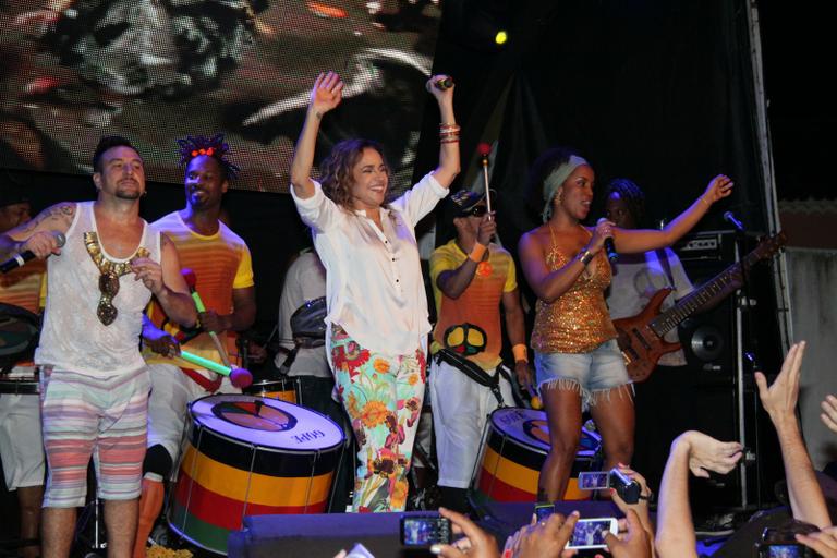 Daniela Mercury canta com Olodum em Salvador