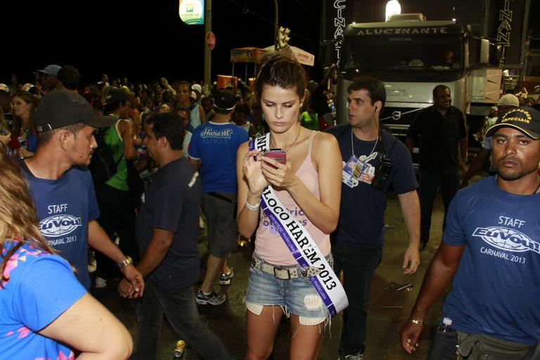 Isabeli Fontana se joga na folia de Salvador