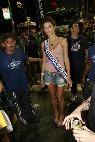 Isabeli Fontana se joga na folia de Salvador