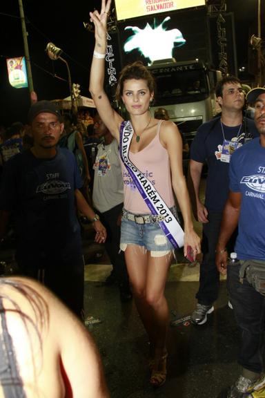 Isabeli Fontana se joga na folia de Salvador