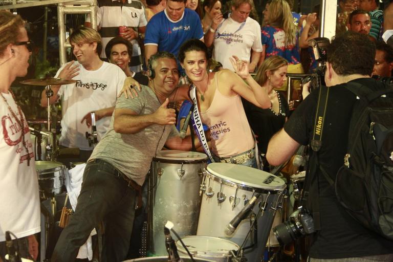 Isabeli Fontana se joga na folia de Salvador