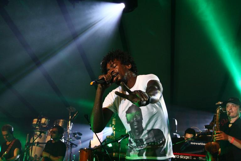 Seu Jorge embala baile no Rio de Janeiro