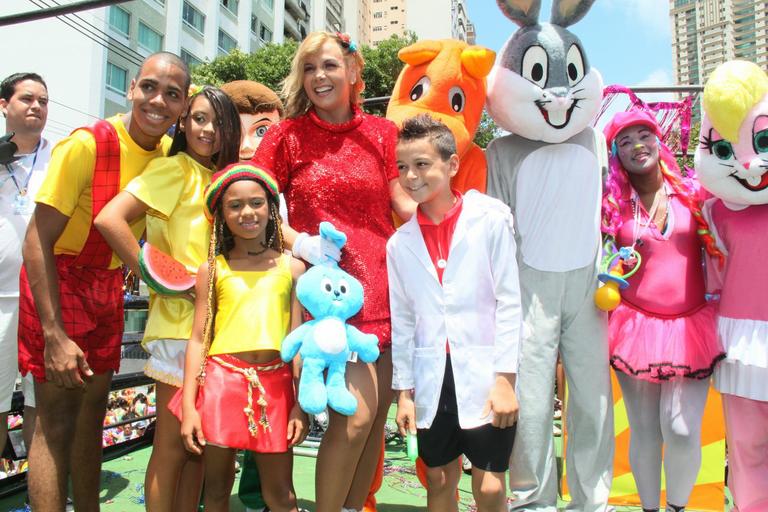 Carla Perez agita bloco infantil Algodão Doce no carnaval de Salvador