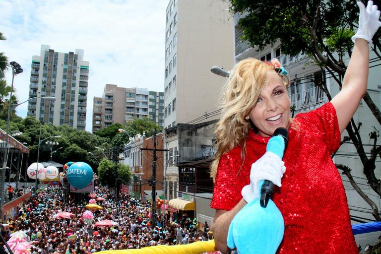 Carla Perez agita bloco infantil Algodão Doce no carnaval de Salvador