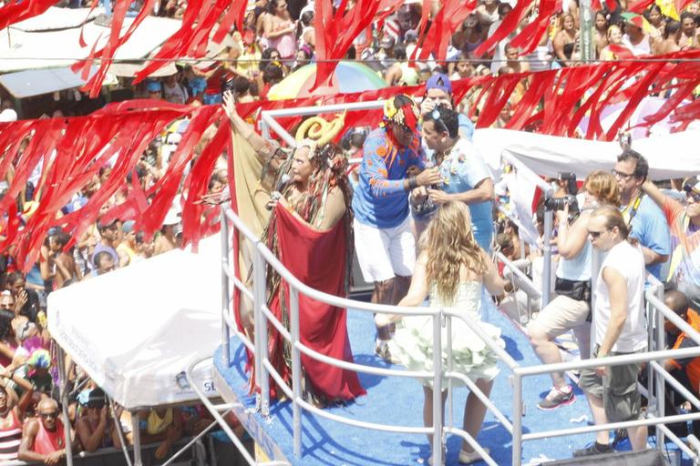 Fafá de Belém anima carnaval de Recife