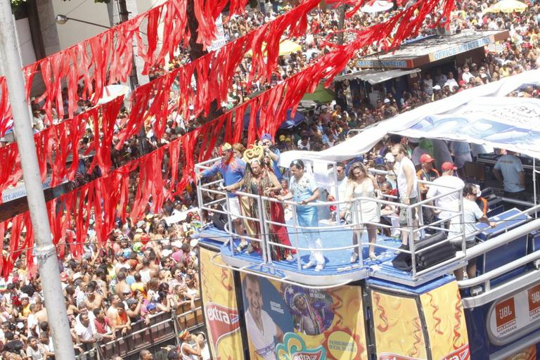 Fafá de Belém anima carnaval de Recife