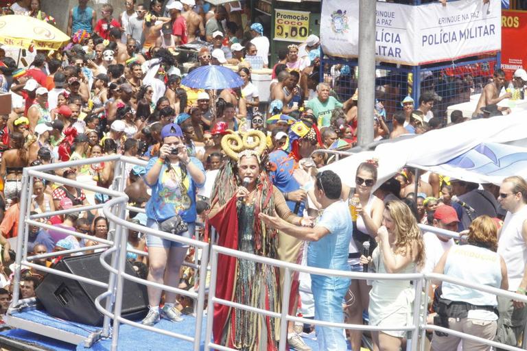 Fafá de Belém anima carnaval de Recife