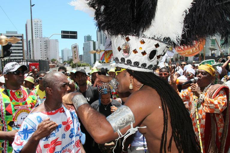 Carlinhos Brown comanda bloco em Salvador, na Bahia