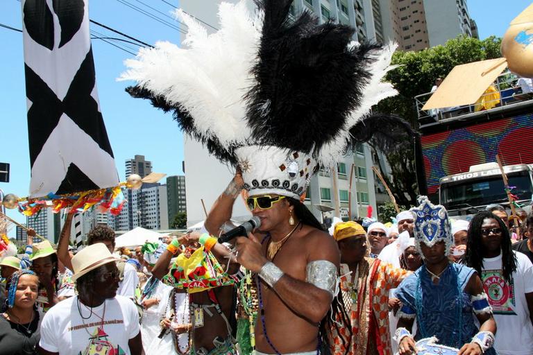 Carlinhos Brown comanda bloco em Salvador, na Bahia