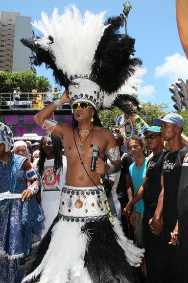 Carlinhos Brown comanda bloco em Salvador, na Bahia