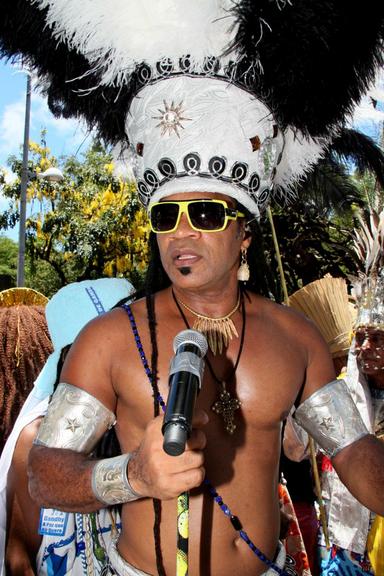 Carlinhos Brown comanda bloco em Salvador, na Bahia