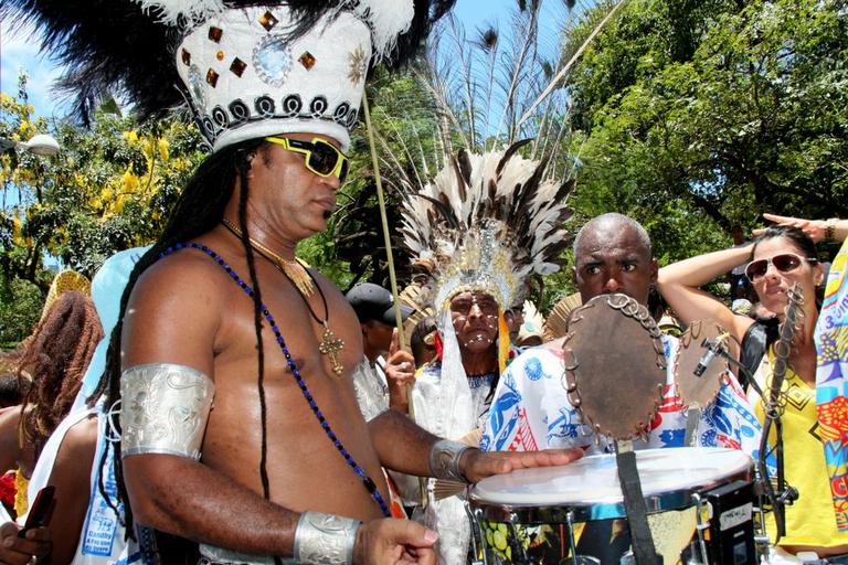 Carlinhos Brown comanda bloco em Salvador, na Bahia