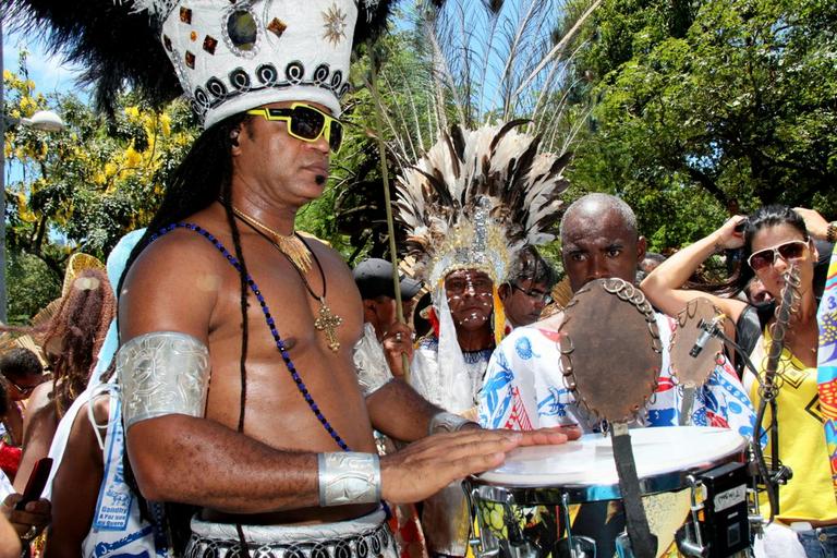 Carlinhos Brown comanda bloco em Salvador, na Bahia