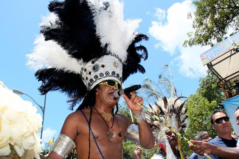 Carlinhos Brown comanda bloco em Salvador, na Bahia