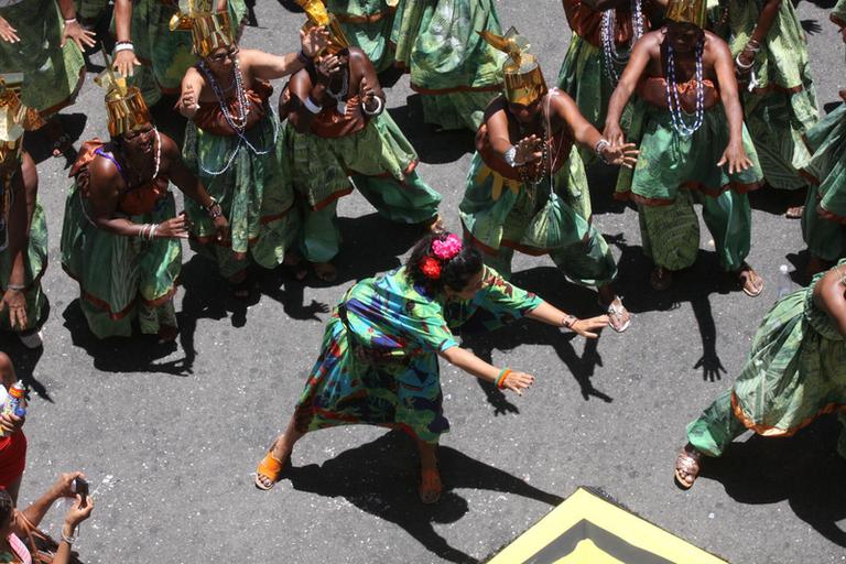 Regina Casé faz coreografia em bloco de Carlinhos Brown em Salvador