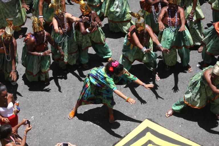 Regina Casé faz coreografia em bloco de Carlinhos Brown em Salvador