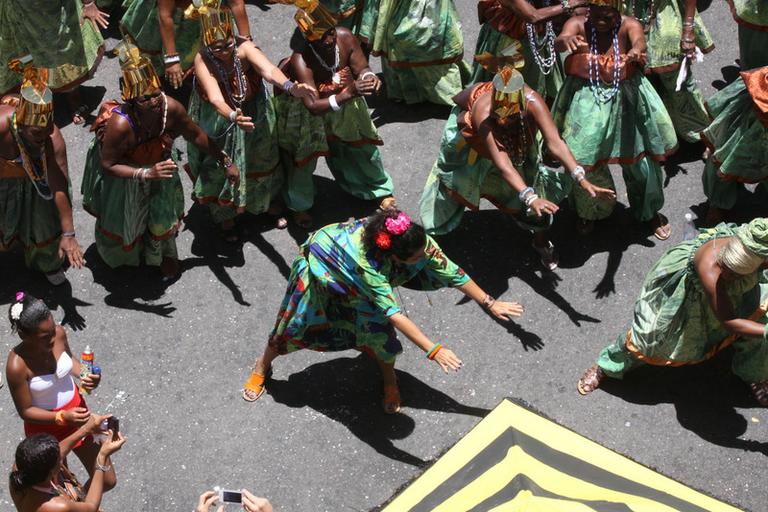 Regina Casé faz coreografia em bloco de Carlinhos Brown em Salvador