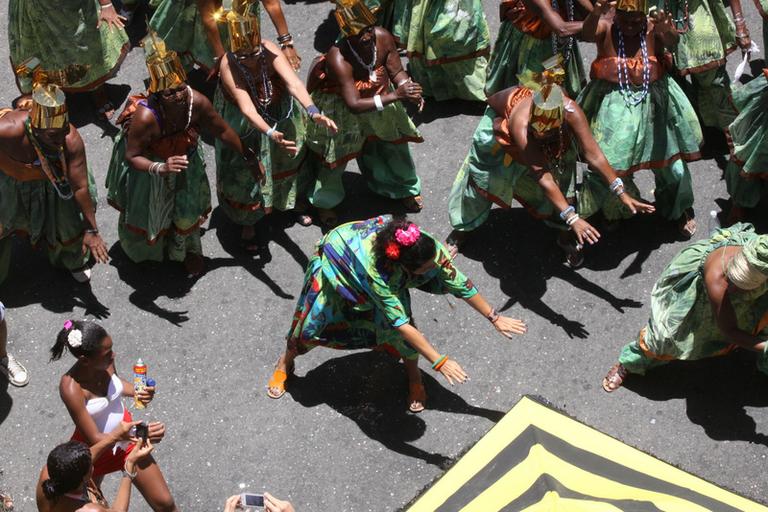 Regina Casé faz coreografia em bloco de Carlinhos Brown em Salvador