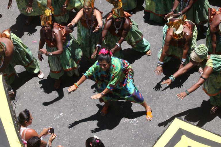 Regina Casé faz coreografia em bloco de Carlinhos Brown em Salvador