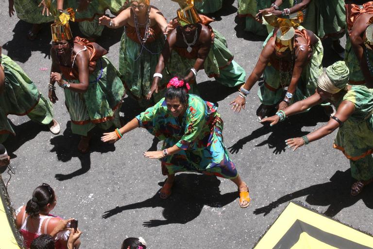 Regina Casé faz coreografia em bloco de Carlinhos Brown em Salvador