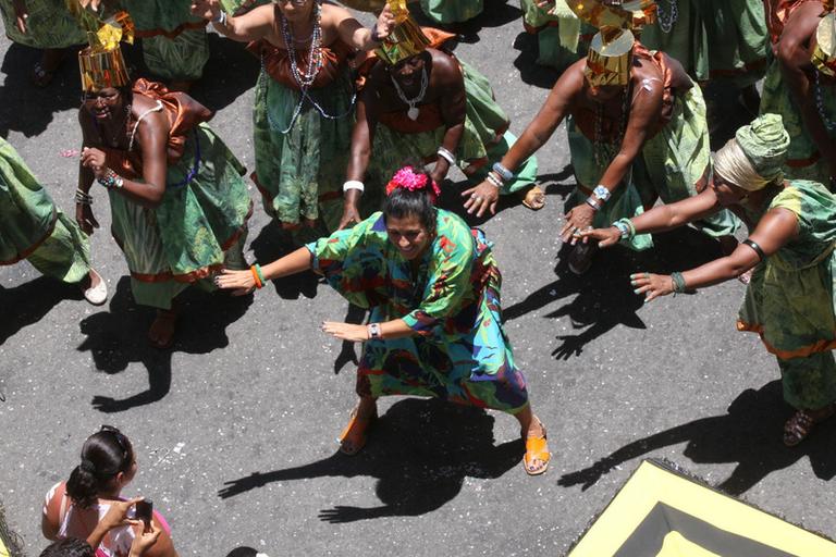 Regina Casé faz coreografia em bloco de Carlinhos Brown em Salvador