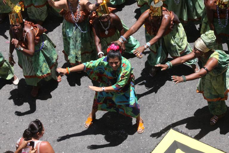 Regina Casé faz coreografia em bloco de Carlinhos Brown em Salvador