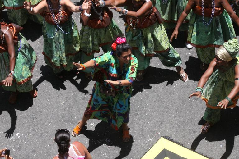 Regina Casé faz coreografia em bloco de Carlinhos Brown em Salvador