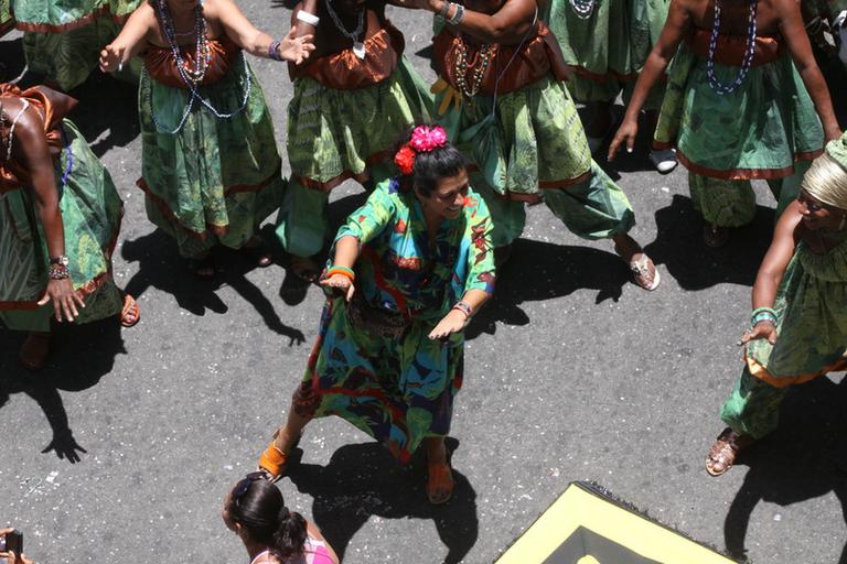 Regina Casé faz coreografia em bloco de Carlinhos Brown em Salvador